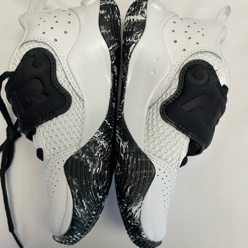 New Under Armour GS Zone
BB 2 Boys Shoe Sneakers Gym
Sports Size 7 3026637-101 - Picture 6 of 13